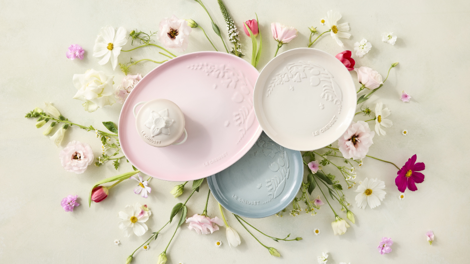 Meringue plate, Shell Pink platter, Coastal Blue bowl adn Meringue Mini Cocotte with floral relief